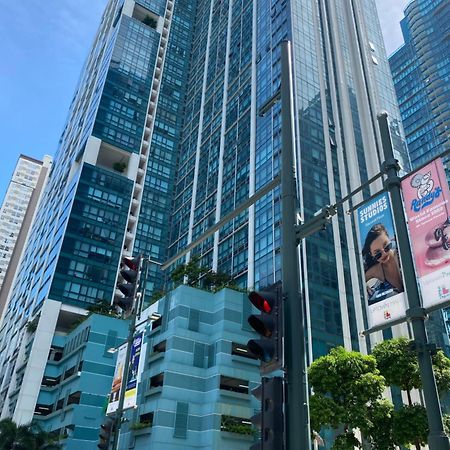 1 Bedroom Uptown Bgc Across Uptown Mall مانيلا المظهر الخارجي الصورة