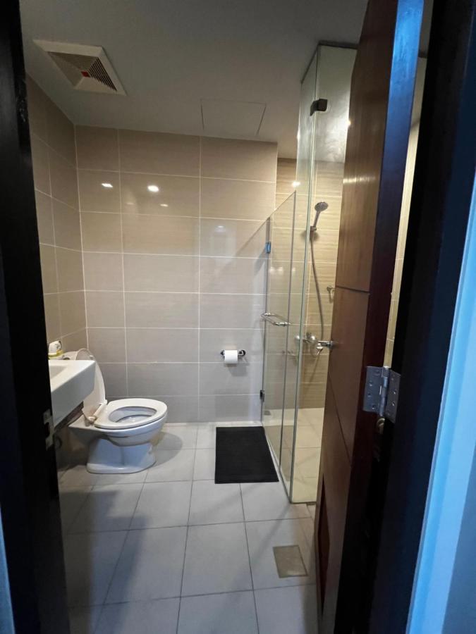 1 Bedroom Uptown Bgc Across Uptown Mall مانيلا المظهر الخارجي الصورة