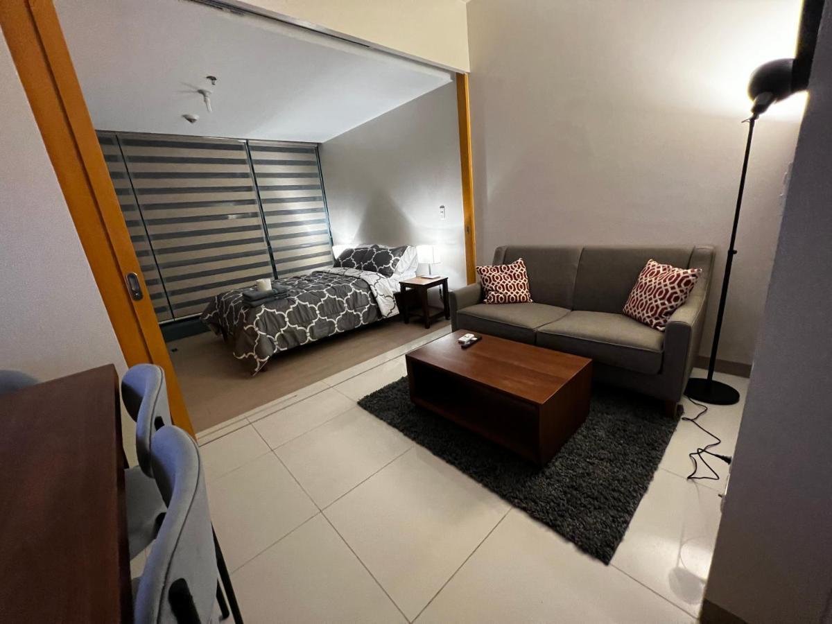 1 Bedroom Uptown Bgc Across Uptown Mall مانيلا المظهر الخارجي الصورة