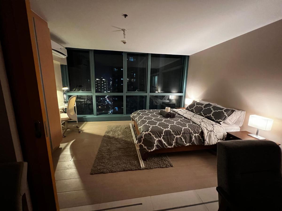1 Bedroom Uptown Bgc Across Uptown Mall مانيلا المظهر الخارجي الصورة