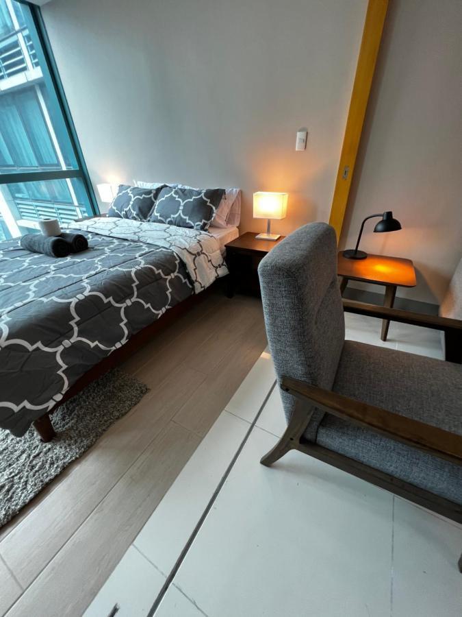 1 Bedroom Uptown Bgc Across Uptown Mall مانيلا المظهر الخارجي الصورة