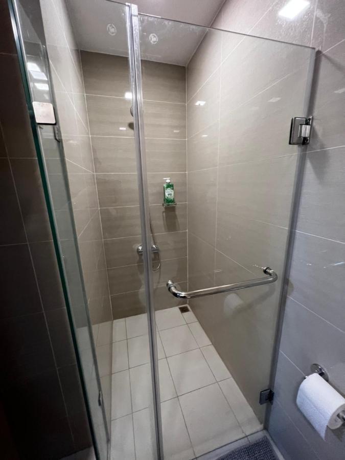 1 Bedroom Uptown Bgc Across Uptown Mall مانيلا المظهر الخارجي الصورة