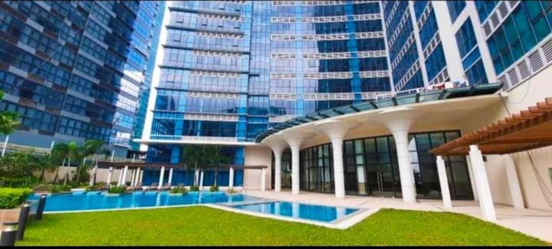 1 Bedroom Uptown Bgc Across Uptown Mall مانيلا المظهر الخارجي الصورة