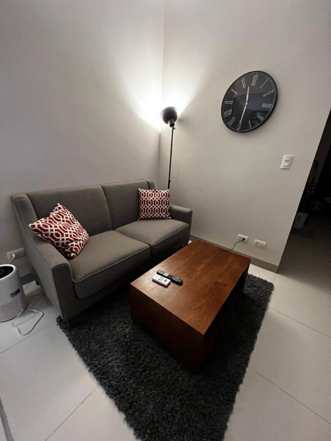 1 Bedroom Uptown Bgc Across Uptown Mall مانيلا المظهر الخارجي الصورة