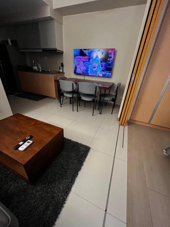 1 Bedroom Uptown Bgc Across Uptown Mall مانيلا المظهر الخارجي الصورة