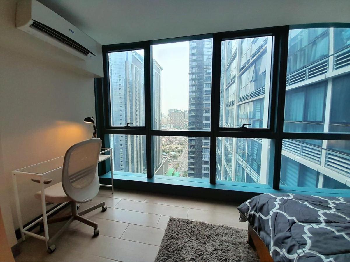 1 Bedroom Uptown Bgc Across Uptown Mall مانيلا المظهر الخارجي الصورة
