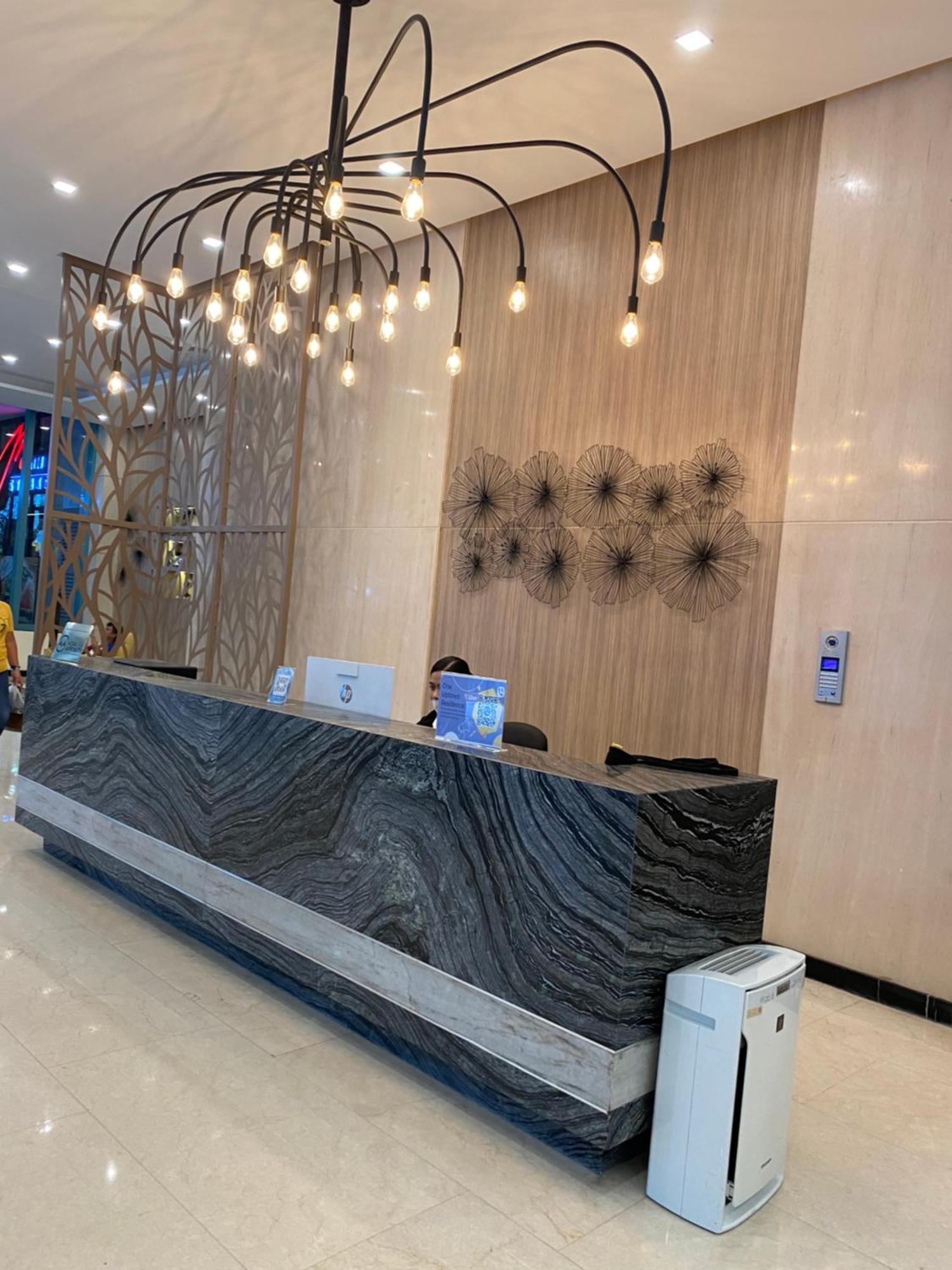 1 Bedroom Uptown Bgc Across Uptown Mall مانيلا المظهر الخارجي الصورة